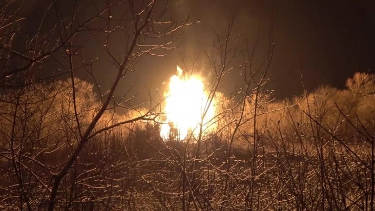Hiện trường vụ nổ đường ống dẫn khí đốt ở Lugansk. Ảnh: RT