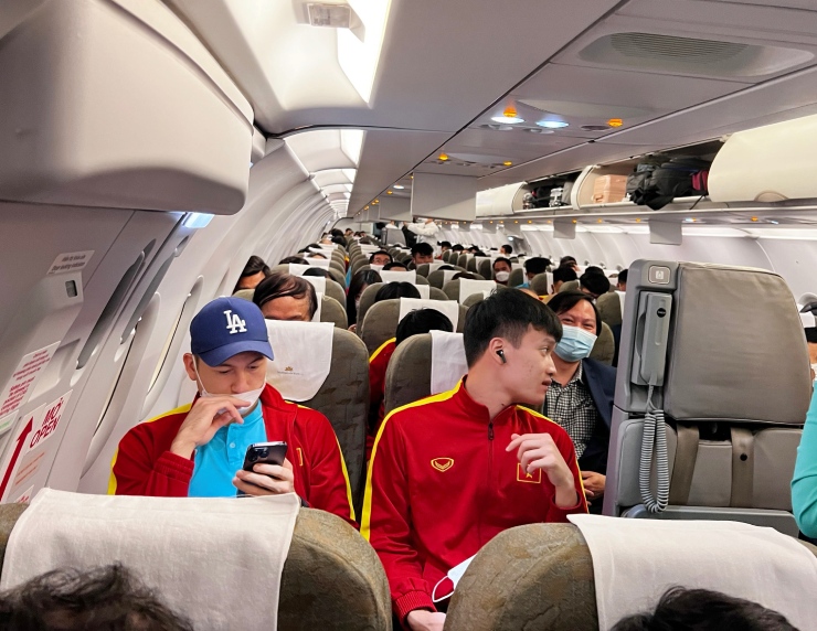 Không được bay chuyên cơ như ĐT Indonesia, thầy trò HLV Park Hang Seo phải trải qua 2 chặng bay với tổng hành trình di chuyển lên đến gần 12 tiếng từ Jakarta về Hà Nội.