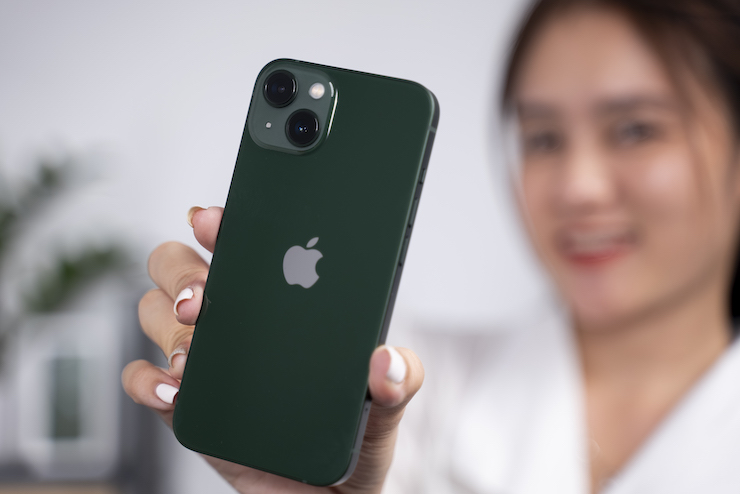 iPhone 13 VN/A giảm gần 7 triệu đồng, chỉ còn từ 18,49 triệu đồng.