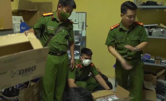 Quá trình khám xét công an thu giữ nhiều tài liệu tại trung tâm đăng kiểm 50-17D để phục vụ điều tra