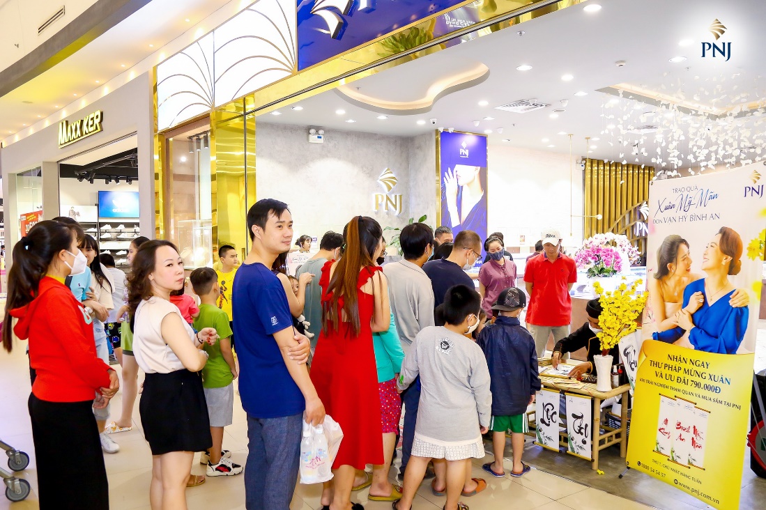 Khách hàng đến mua sắm trải nghiệm các hoạt động đón Xuân hấp dẫn tại các cửa hàng PNJ