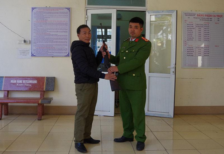 Ông Nguyễn Văn Bằng (khu dân cư Nguyễn Trãi 2, phường Sao Đỏ, TP Chí Linh) giao nộp vũ khí cho Công an phường Sao Đỏ.
