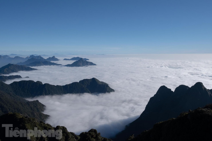 Thời tiết ấm áp, không có sương mù trong hai ngày cuối tuần khiến du khách có cơ hội tận mắt chứng kiến "biển mây" tại đỉnh Fansipan.