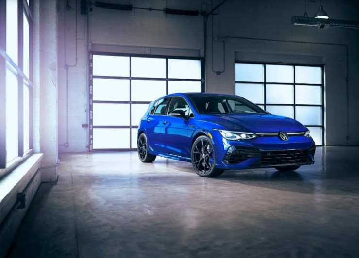 Volkswagen Golf R 2023 với giá cơ bản là 44.740 USD. Ảnh: Motorbiscuit.