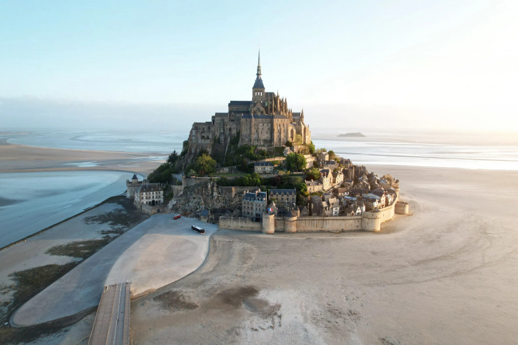 1. Mont Saint-Michel, Pháp: 1.000 năm trước, người ta bắt đầu xây dựng tu viện Benedictine theo phong cách Gothic đáng kinh ngạc này, nổi tiếng khắp thế giới với tên gọi "Kỳ quan phương Tây". Trên đỉnh một mỏm đá, cách biển 800 m&nbsp;ở giữa vịnh Mont-Saint-Michel, nó xuất hiện như thể ở trong truyện cổ tích. Nằm trên biên giới của Normandy và Brittany, nơi đây&nbsp;có biên độ thủy triều lớn nhất châu Âu. Khi thủy triều xuống, bạn có thể đi bộ chân trần đến tu viện băng qua những bãi cát rộng lớn bao quanh nó. Khi thủy triều lên, nơi đây&nbsp;dường như nổi trên biển như một ảo ảnh đại dương. Phải mất 500 năm để nơi này&nbsp;được hoàn thành và thu hút khách hành hương từ khắp nơi trên thế giới. Ảnh: Getty.