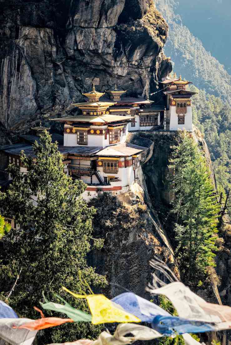 4. Tu viện Tiger's Nest, Bhutan: Cuối năm 2022, con đường xuyên Bhutan được chờ đợi từ lâu đã hoàn thành, một tuyến đường leo núi dài hơn 400 km từ Haa ở phía Tây đến Trashigang ở phía Đông. Đi qua 27 ngôi làng, hàng chục ngôi đền và 12 ngọn núi, có lẽ đây là cách tốt nhất để&nbsp;nhìn thấy một trong những vương quốc vĩ đại cuối cùng của dãy Himalaya. Tu viện Tiger’s Nest hay Paro Taktsang luôn thật đặc biệt khi nằm&nbsp;trên rìa một vách đá cao 914 m phía trên Thung lũng Paro, quần thể gồm 4 ngôi chùa Phật giáo và các tòa nhà dân cư, với những bức tường quét vôi trắng, mái nhà màu đỏ và trần nhà hình vòm bằng vàng. Tu viện được xây dựng trên một hang động, nơi người ta tin rằng Guru Rinpoche -&nbsp;một trong những người sáng lập Phật giáo tại đây -&nbsp;đã thiền định vào thế kỷ thứ 8.&nbsp;Ảnh: Getty.
