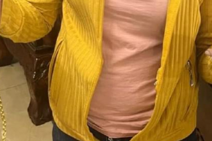 1 phụ nữ dùng dây chuyền giả lừa chủ tiệm vàng