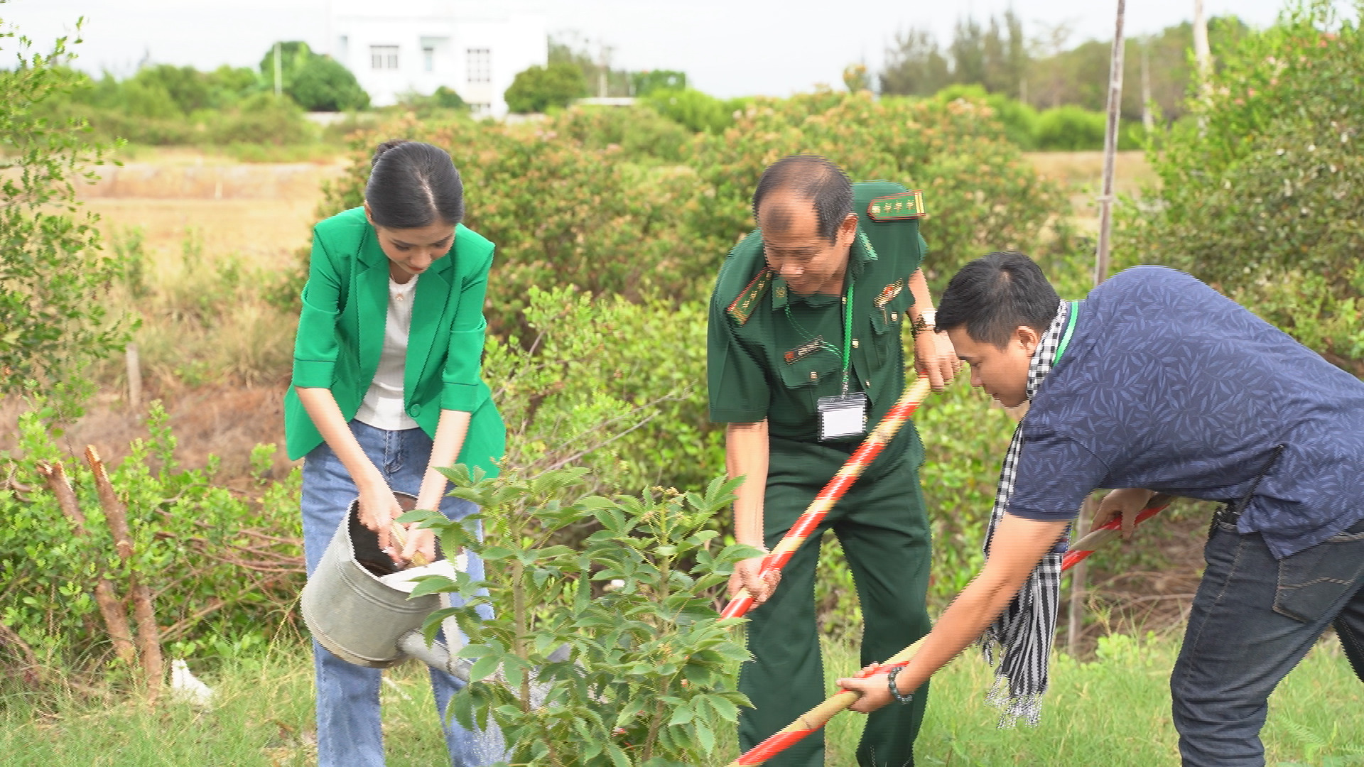 Nguyễn Thanh Hà dành hết thời gian làm thiện nguyện sau đăng quang&nbsp;“Hoa hậu Môi trường Việt Nam”