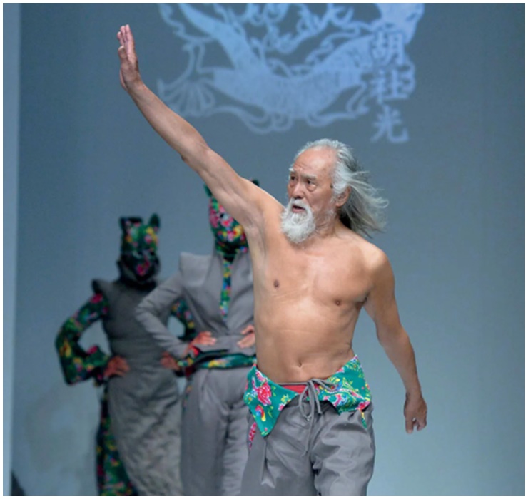 Ông Wang Deshun, 86 tuổi, đã từng gây sốt tại tuần lễ thời trang Trung Quốc khi sải bước catwalk đầy tự tin với body hoàn hảo.
