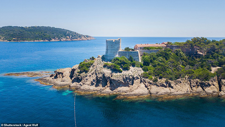 Port-Cros, Hyeres, Provence  là hòn đảo cấm xe ô tô ở miền nam nước Pháp. Nơi này có nhiều pháo đài và các di tích lịch sử.
