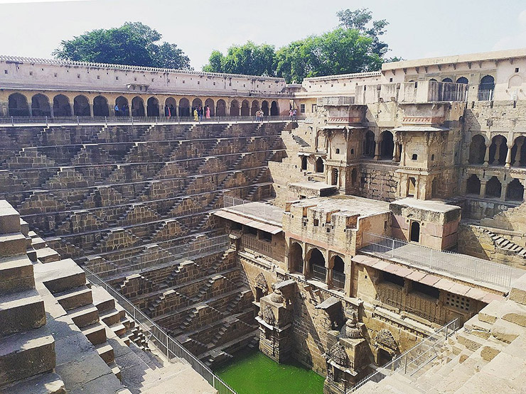 Ngoài các ngôi đền, nơi thờ cúng, các địa điểm tôn giáo, Ấn Độ còn hấp dẫn du khách bởi những giếng nước cổ xưa được xây dựng hoành tráng và quy mô lớn.
