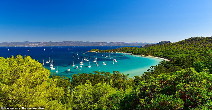 Porquerolles, Hyeres, Provence là một hòn đảo có hình lưỡi liềm, nhiều vách đá dựng đứng và những bãi biển tuyệt đẹp với làn nước màu xanh ngọc lam. Ngôi làng trên đảo có từ năm 1820, có một ngọn hải đăng xinh đẹp và một nhà thờ cổ kính.
