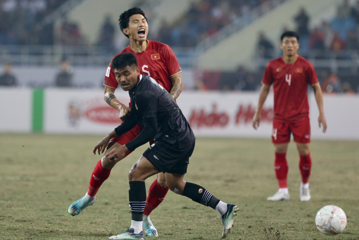 Các cầu thủ Indonesia thường xuyên bỏ bóng đá người