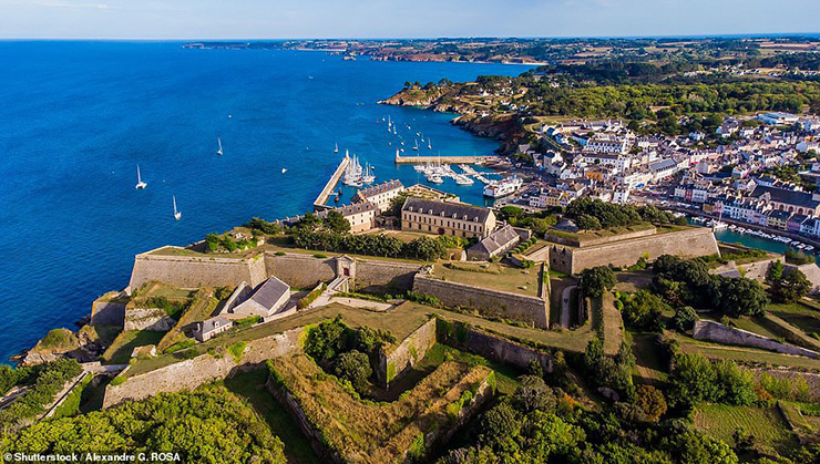 Belle Île, Brittany có nhiều ngôi nhà đầy màu sắc, một số bảo tàng và khách sạn. Giữa những năm 1800 và 1922, nữ diễn viên nổi tiếng người Pháp Sarah Bernhardt đã dành những mùa hè của mình trên đảo này.
