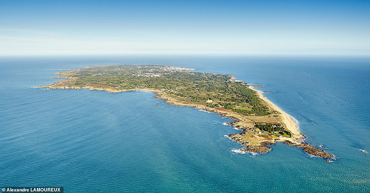 Ile d'Yeu, Vendee, miền tây nước Pháp vẫn còn lưu giữ nhiều dấu tích của người tiền sử. Vào thời Trung cổ, có một tu viện được xây dựng trên hòn đảo này và được bảo tồn tốt cho tới ngày nay.
