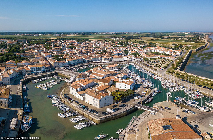 Ile de Re, Charente-Maritime là hòn đảo thu hút những người giàu có và nổi tiếng, những ngôi sao hạng như A Johnny Depp và Katy Perry ghé tới. Nơi này có rất nhiều khách sạn và nhà nghỉ sang trọng.
