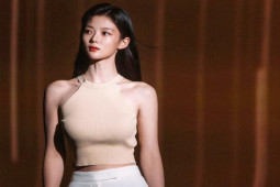 ”Bé gái xinh nhất Hàn Quốc” chỉ diện áo ôm co giãn cũng đủ nổi bật