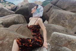 Người đẹp Quảng Ninh khoe dáng giữa không gian gập ghềnh đá với váy body nổi bật