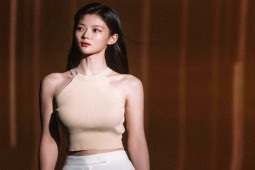 Kim Yoo Jung mix áo thun đầy cuốn hút