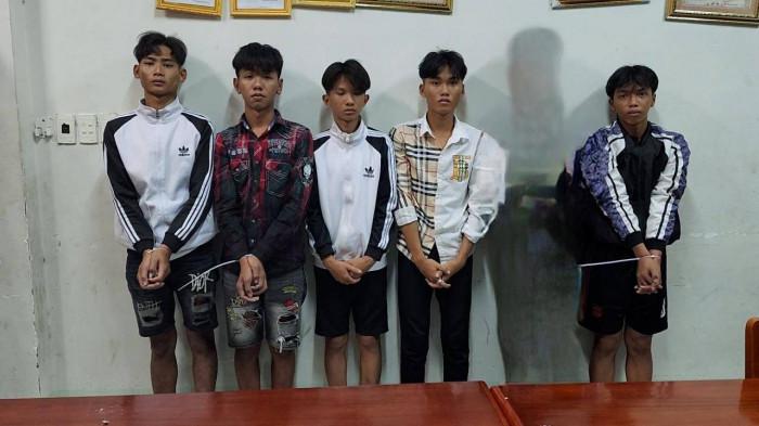 5 thanh thiếu niên bị công an bắt giữ sau khi dùng hung khí gây rối trật tự công cộng và trộm cắp tài sản.