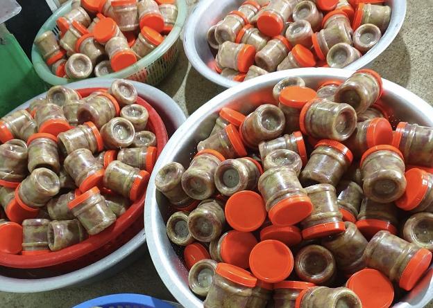 Thịt chua sau khi sơ chế được bảo quản cẩn thận bằng hộp nhựa