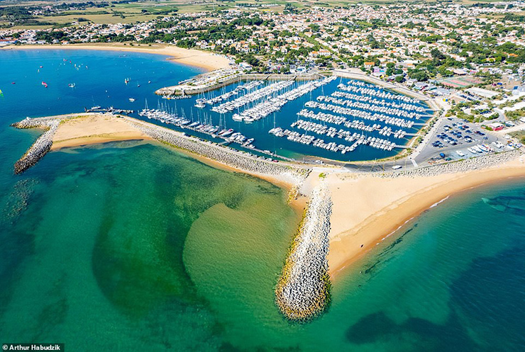 Ile d'Oleron, Nouvelle-Aquitaine là một hòn đảo xinh đẹp ở Đại Tây Dương, nối với xã Bourcefranc-le-Chapus trên đất liền bằng một cây cầu. Hòn đảo trước đây thuộc sở hữu của người Anh. Vào năm 1306, Vua Edward I (Anh) đã tặng nó cho con trai mình nhưng bị người Pháp chiếm lại 2 thế kỷ sau đó. 
