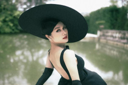 Nhạc - “Nàng thơ nhạc Cinematic” hóa quý cô cổ điển mơ màng