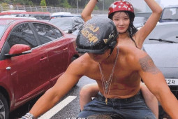 Đời sống Showbiz - Nữ streamer bị cảnh sát xử phạt vì mặc bikini cưỡi môtô diễu phố, giờ đây càng táo bạo