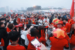 Tin tức trong ngày - Cổ động viên "nhuộm đỏ" sân Mỹ Đình "tiếp lửa" cho các "chiến binh sao vàng"