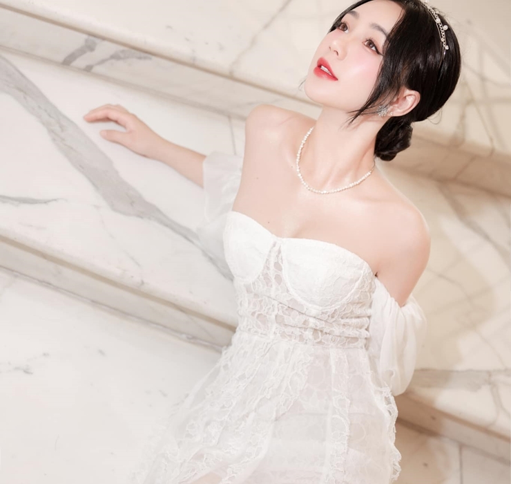 Gần đây, cô&nbsp;chuyển sang phong cách đằm thắm, nữ tính và nền nã. Trong mọi khung hình, nữ diễn viên luôn thể hiện thần thái tự tin cùng sắc vóc gợi cảm.

