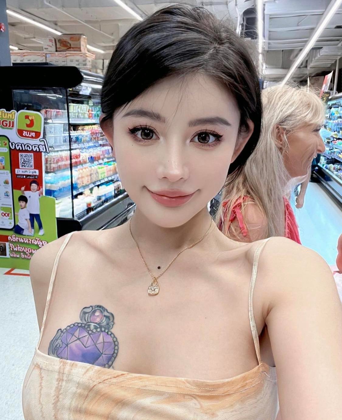 Người đẹp Trung Quốc thu hút ánh nhìn ở siêu thị Thái Lan với mẫu váy bodycon "như vẽ lên thân".