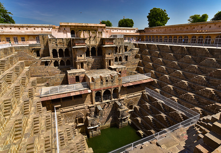 Chand Baori nằm đối diện với đền Harshat Mata, được xây dựng vào khoảng thế kỷ thứ 7 bởi vua Chand của Abhaneri – người được lấy tên đặt cho cái giếng này.
