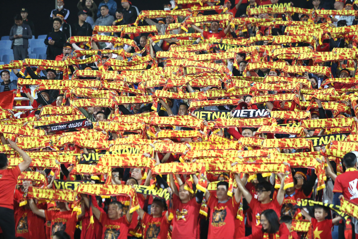 ĐT Việt Nam nhận được sự cổ vũ nhiệt tình tại sân Mỹ Đình trong cuộc đối đầu với Indonesia tại bán kết AFF Cup 2022