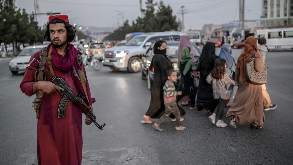 Một tay súng Taliban tuần tra trên đường phố Kabul, Afghanistan.