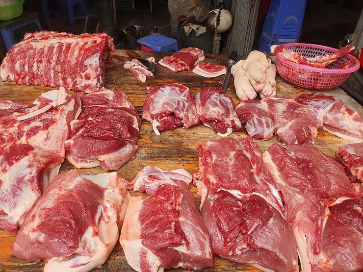 Giá thịt lợn ngoài chợ vẫn neo ở mức cao và cao hơn 2-3 lần so với thịt lợn hơi.