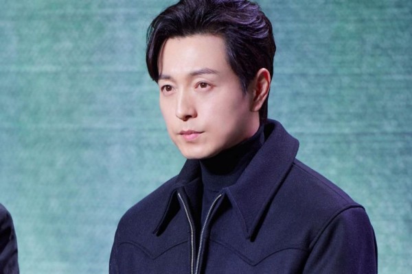 Jung Sung Il trong buổi họp báo The Glory