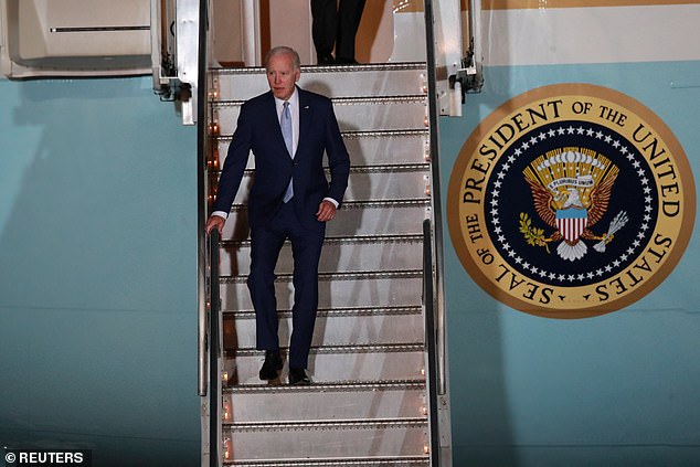 Ông Biden đặt chân xuống sân bay ở ngoại ô thủ đô Mexico City, Mexico.