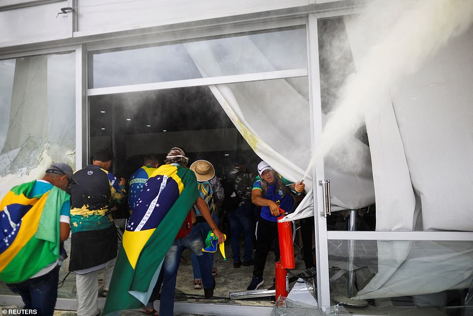 Người biểu tình Brazil hôm 8/1 đã tràn vào tòa nhà Quốc hội, Tòa án Tối cao và dinh Tổng thống.