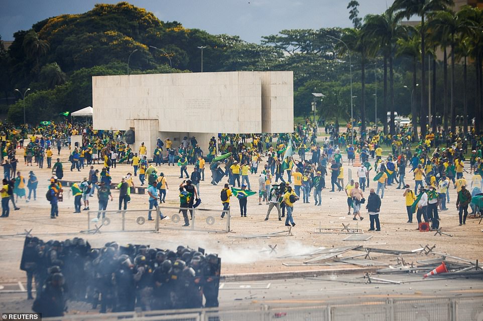 Người biểu tình Brazil áp đảo lực lượng cảnh sát.