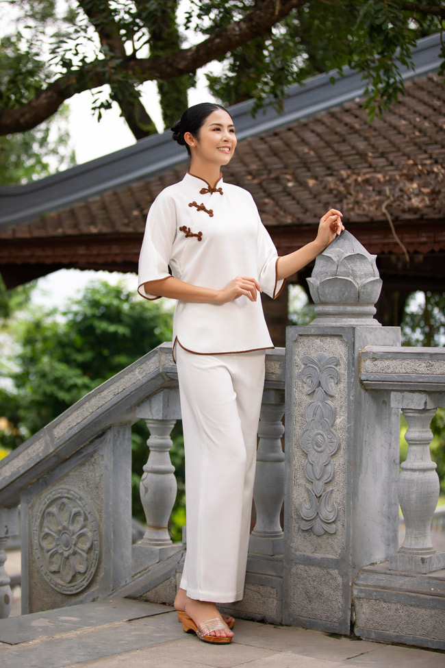 Hoa hậu Việt Nam 2010 khoe vẻ đẹp dịu dàng qua các mẫu đồ lam và áo dài đi lễ.&nbsp;