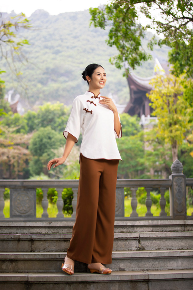 Bản thân Ngọc Hân cũng có niềm tin với Phật pháp nên cô cảm thấy tâm hồn thanh tịnh, an yên khi khoác lên mình những mẫu pháp phục duyên dáng trong khuôn viên ngôi chùa tĩnh mịch