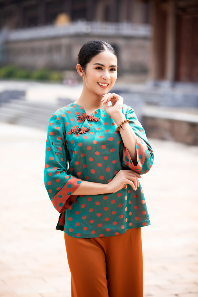 Dù sử dụng tông màu sống động hơn sắc áo lam thông thường, nhưng bộ pháp phục này vẫn giữ được vẻ đẹp thanh nhã.