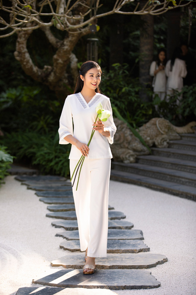 “Chiếc áo không làm nên thầy tu, nhưng người tu thì cần chiếc áo". Khi khoác lên mình bộ pháp phục thì dù là phật tử hay người xuất gia đều tự nhiên sẽ thấy thúc liễm thân tâm, muốn được quay về nương tựa dưới bóng từ bi &amp; cẩn trọng hơn trong suy nghĩ cũng như lời ăn tiếng nói.&nbsp;