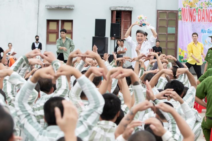 Đàm Vĩnh Hưng xuất hiện trong trại giam để làm điều này - 1