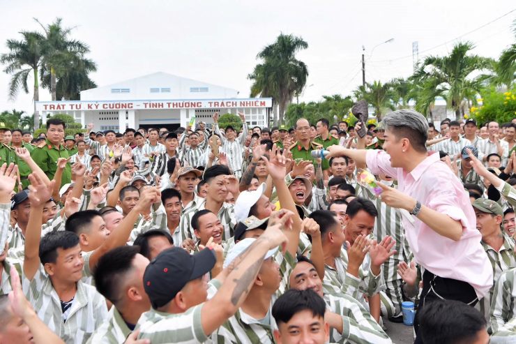 Đàm Vĩnh Hưng xuất hiện với trang phục giản dị, thoải mái giao lưu với mọi người&nbsp;(Ảnh: FBNV)