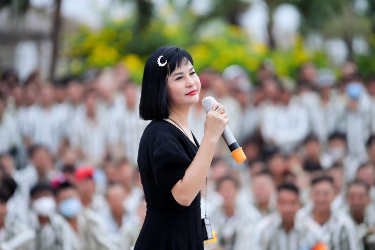 Đàm Vĩnh Hưng xuất hiện trong trại giam để làm điều này - 7