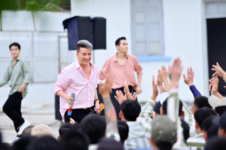 Đàm Vĩnh Hưng xuất hiện trong trại giam để làm điều này - 2