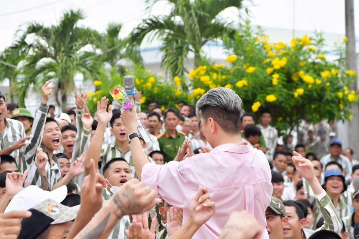 Đàm Vĩnh Hưng xuất hiện trong trại giam để làm điều này - 3