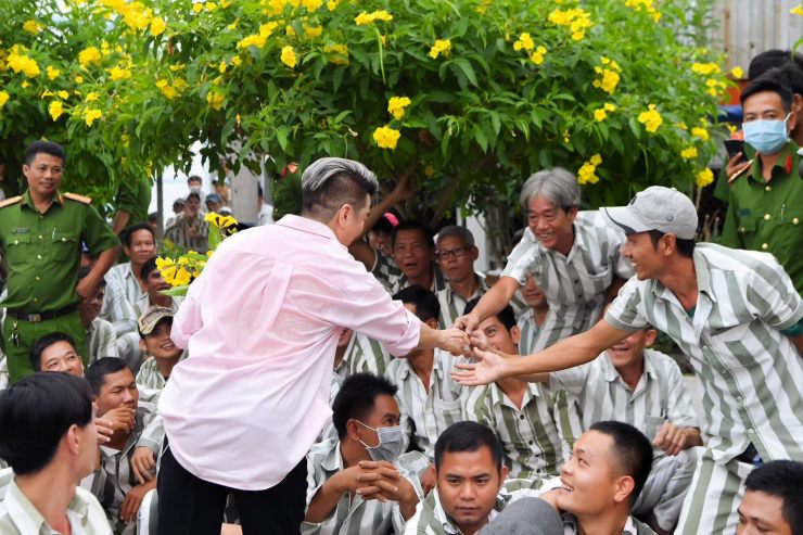 Đàm Vĩnh Hưng xuất hiện trong trại giam để làm điều này - 4