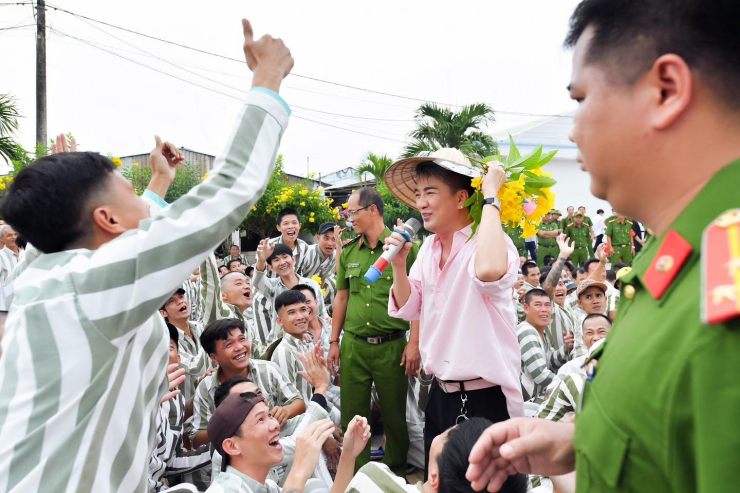 Đàm Vĩnh Hưng xuất hiện trong trại giam để làm điều này - 5